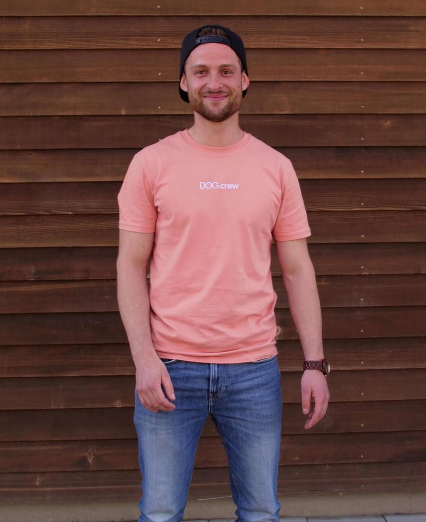 Mann im DOG.crew Shirt in der Farbe rose clay  