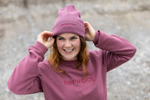 Bild in Slideshow öffnen, Lachende rothaarige Frau mit serwoof RIB Beanie-hibiskus
