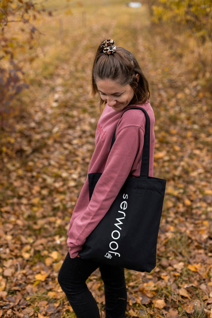 Frau trägt serwoof Jutebag in schwarz