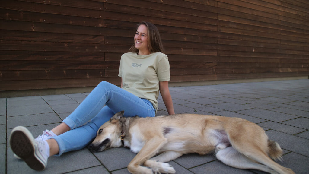 Frau mit Hund im WOOF-Shirt in der Farbe sage